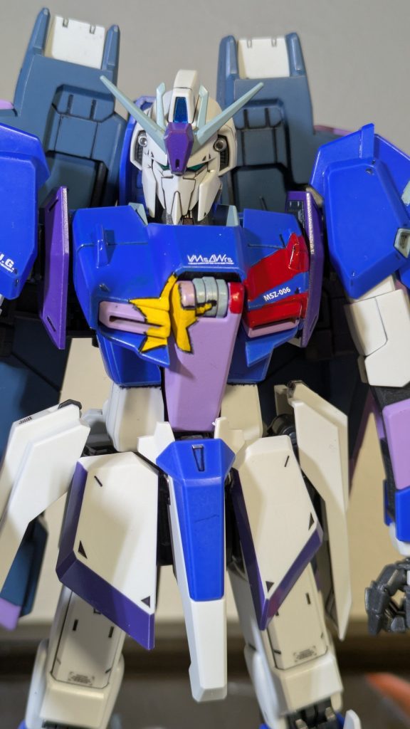 胸元のパーソナルマークはアクリルカラーで筆塗りましたが、マスキングでスプレー塗装すればもう少し綺麗にできたでしょうか。次回作の反省点です。腹部パーツの上段も青色にすることで、胸部を強調しています。