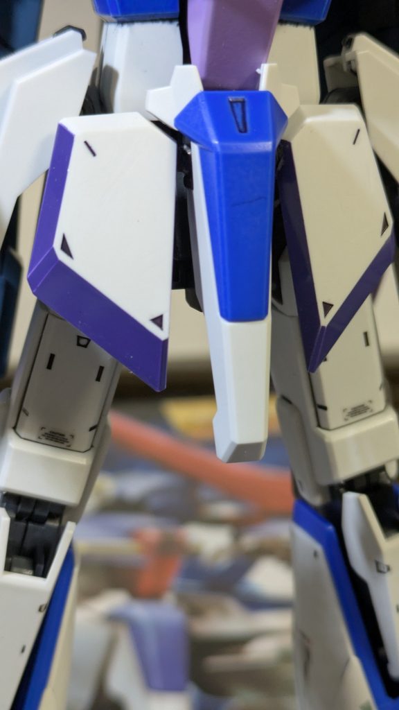 フロントガードの紫の色分けは、ノーマルスーツの腰回りの色分けを意識しています。