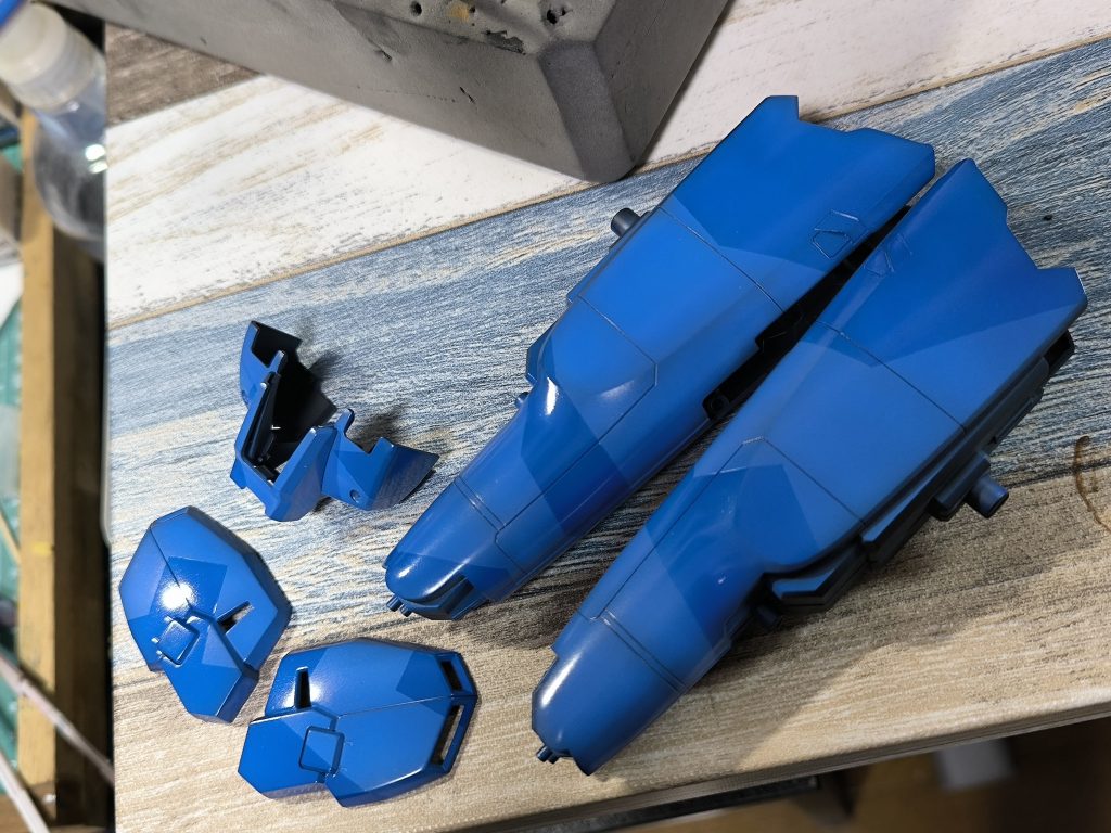 カトキハジメのデザインに習いスプリッター迷彩風を入れています。