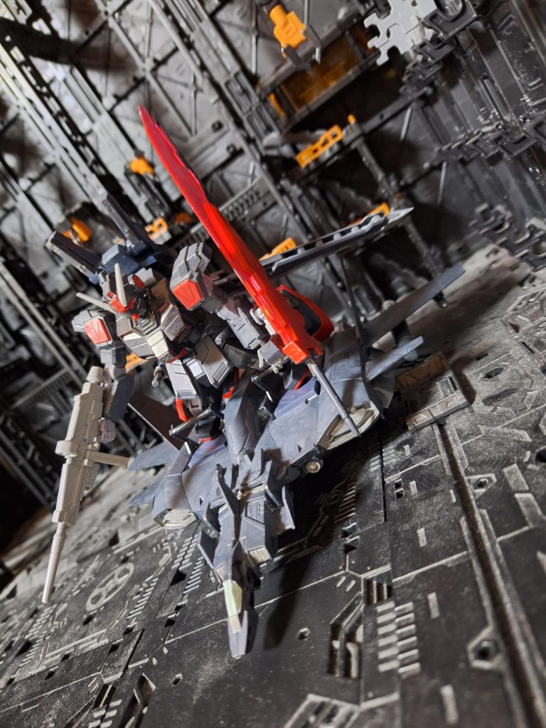 乗っけるモビルスーツは、レッドライダー特戦仕様です。捜索救難小隊として、孤立した味方のもとへコアブースターで駆けつけ、ビームライフル斉射後、実体剣二刀流で飛び降り、無双するなんて胸アツ展開ですよね。