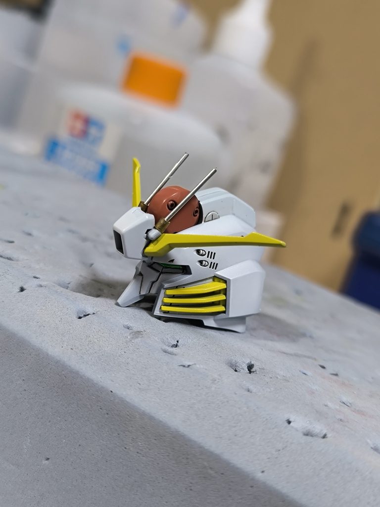 頭部アンテナをガンダムセンチネルを参考に金属線に置き換えました。古いキットなのでアンテナは軟質素材で塗装に苦労しました。