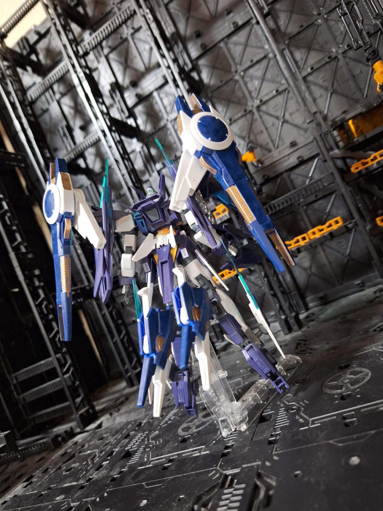 結果、肩と下腿に増加パーツとしました。また、シグルシールドも余りも使用して、シグルファンネルとして足首外側に増設しました。増加パーツはいずれもファンネルとして使用可能との設定です。