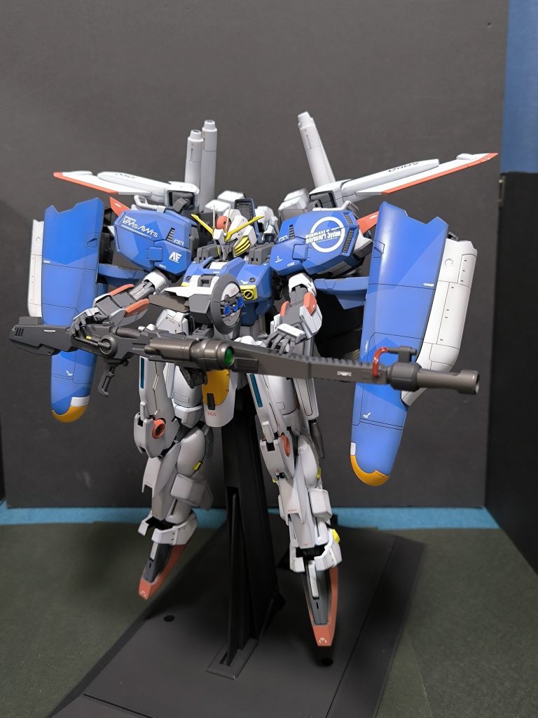 台座も付属するのですが、クリアーからマットブラックに塗り直してみました。それにしてもデカい。。