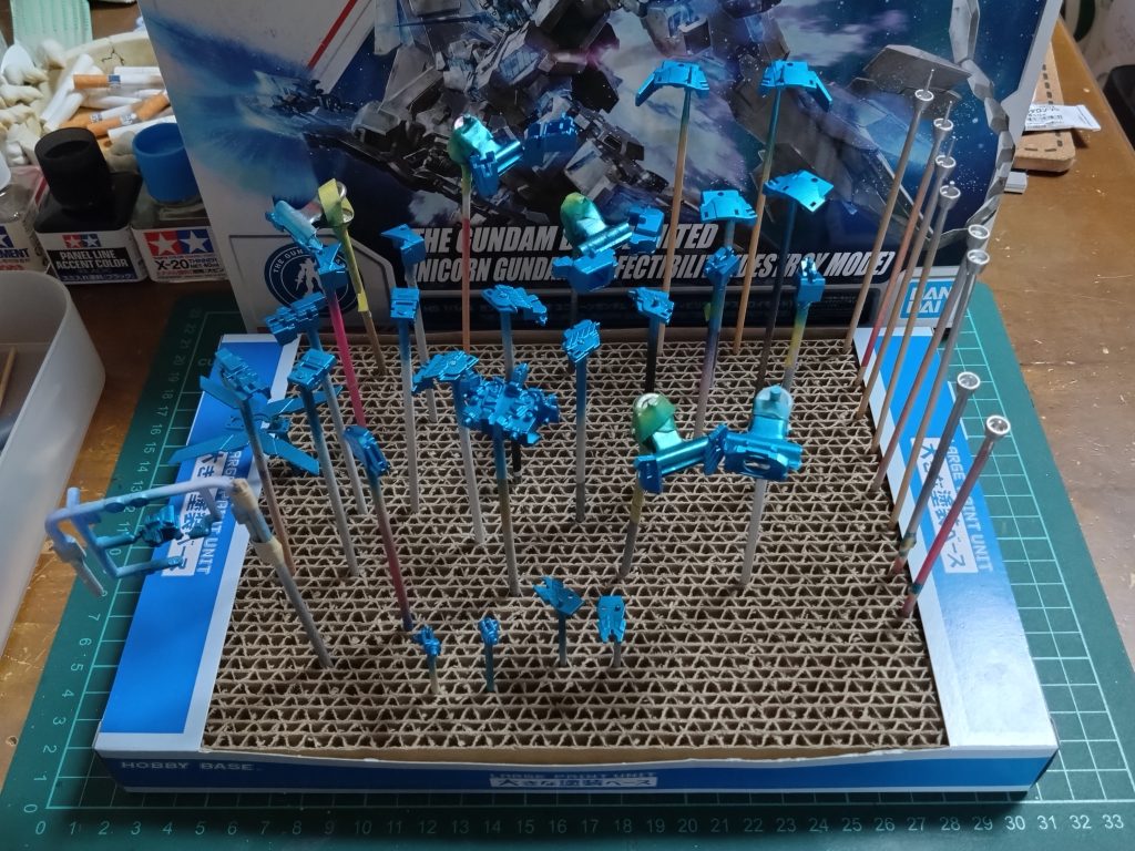 サイコフレーム部分です。成形色のクリアブルーのままでもよかったんですが、あえて塗装する事に。白サフを吹いて、ガンダムマーカーのコスモメタブルーで塗装しました。