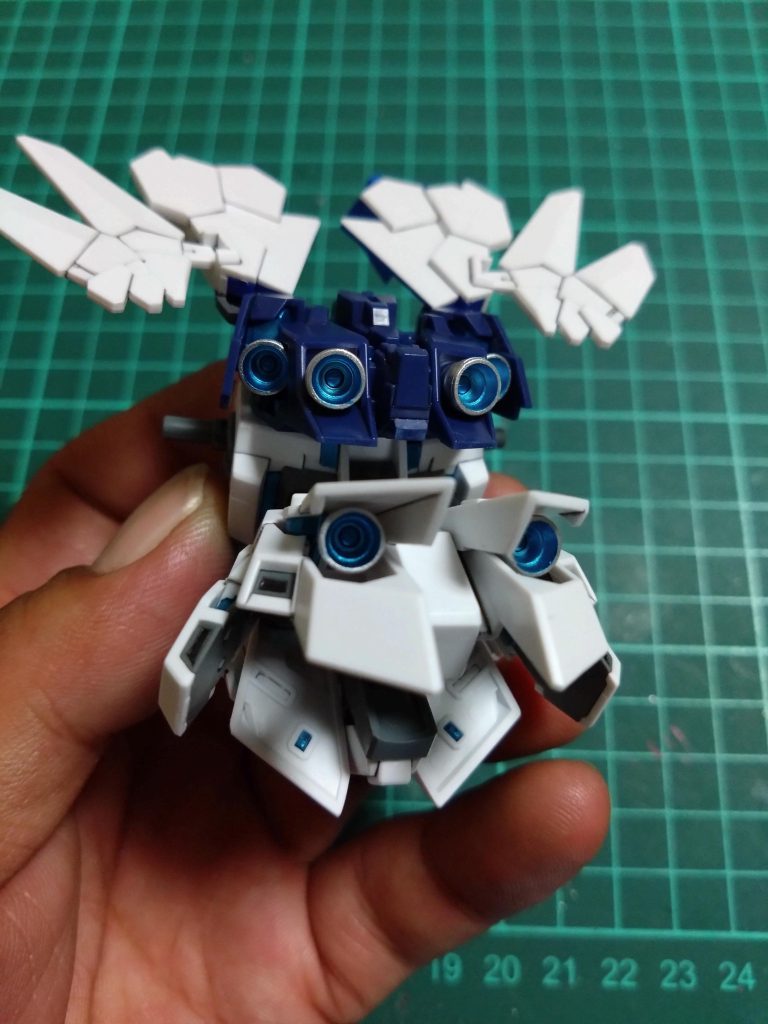 各所バーニア部分です。外側グレーでもよかったんですが、あえてガンダムマーカーのシャインシルバー塗装。内部ゎコスモメタブルーで。