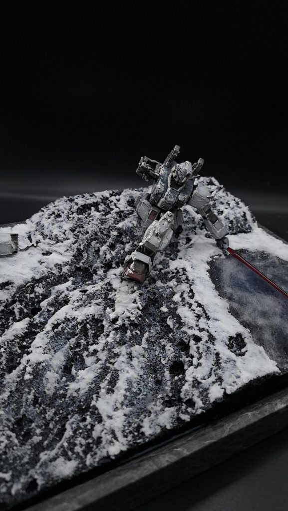 引きで全体はこんな感じビームサーベルは最低出力なので色は赤みがかっております。アニメを何度も見返しましたが私の理解力では風呂と機体との位置関係がシーンによってバラバラに見えました。なので好きなように作らせて貰いました。