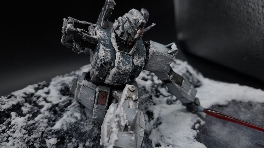 第7話の陸戦型ガンダムは微妙にデザインが異なります。シーリングもそうですが胸部のダクトが丸モールドになっております。