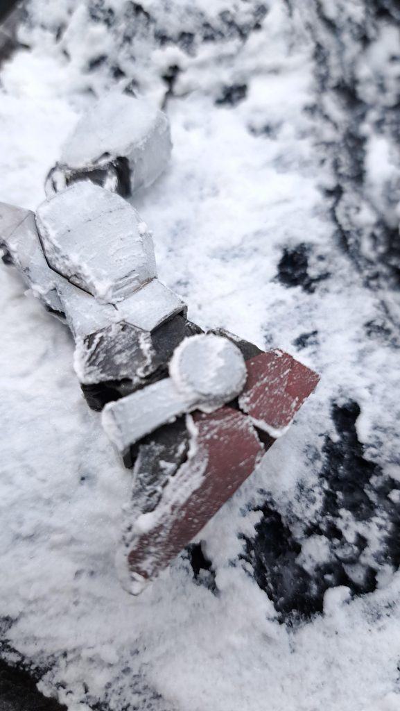 脚部のシーリング脚部だけでなく腕部と首にもシーリングしました。水溶きボンドを着色してティッシュペーパーという王道な手法で布地を作りました。シーリングすると関節塗らなくて良いからとても楽で良いですね(笑)劇中では砂漠地帯からアプサラスにしがみついて気が付けば雪山に不時着していました。防塵用のシーリングですね。OVA発売当時からずーっと地理的謎でしたが改めてみても謎です。東南アジアで砂漠の近くにある雪山をご存じのかたがいらっしゃったら是非教えていただきたいです。