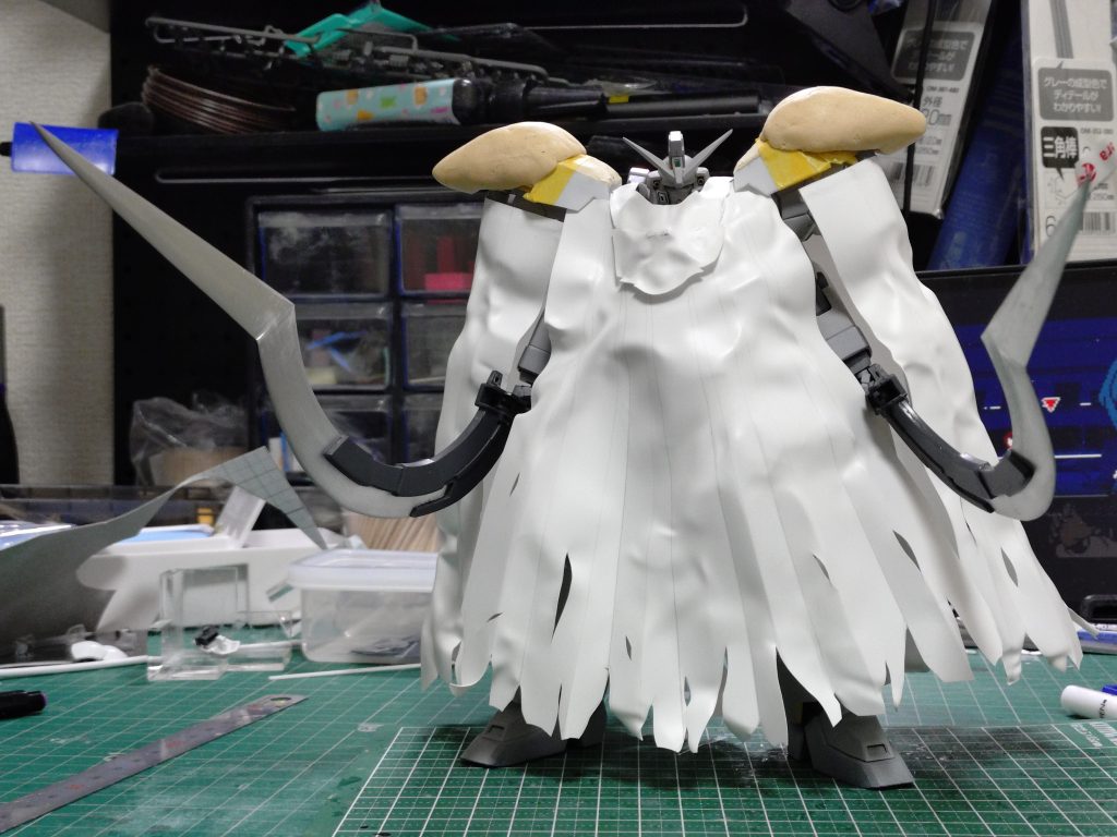 こちらマントの製作。マントは1週間で形にしたので写真あんまり撮る暇がなかったです😇