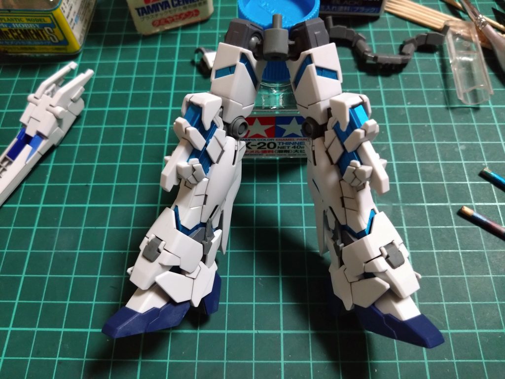 下半身の組み立て完了。