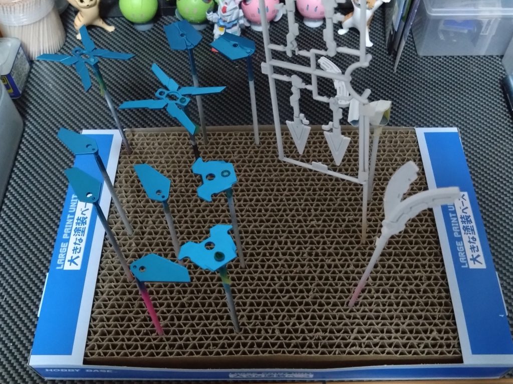 ビームジャベリンのパーツも白サフを吹いて塗装。アームドアーマーDEのパーツもサイコフレームと同様に塗装。