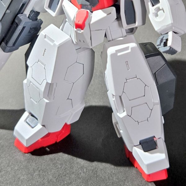 途中経過をば前回の素組みと頭部周りから、下半身のスジボリとプチ改修してます~ 今回はヴァーチェではあるのですが、舞台版の敵役?ヴァーチェ 「1ガンダムタイプヴァーチェ」を制作しています (観てないからインフォの設定画しか知らないやつ…!)この設定画が流れて来た時が大学生時代で、部活で気の合う奴ら4人と「4人で1個ずつ作って展示会に並べようぜ!」なんか言って結局それぞれ忙しくて積む…これが3年前の話しです…時が経つのは早いな~ あの時を懐かしみながら作ってます良く見たら紅く塗られただけじゃないし情報量が多いので、初めてガッツリスジボリしてます~ ガイドテープペタペタと力みすぎないように彫るのムズッ! ペースは遅くても、あの頃の私が感動するレベルのやつに仕上げるよう頑張ります! (2枚目)