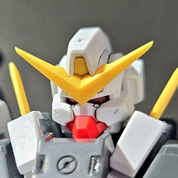 途中経過をば前回の素組みと頭部周りから、下半身のスジボリとプチ改修してます~ 今回はヴァーチェではあるのですが、舞台版の敵役?ヴァーチェ 「1ガンダムタイプヴァーチェ」を制作しています (観てないからインフォの設定画しか知らないやつ…!)この設定画が流れて来た時が大学生時代で、部活で気の合う奴ら4人と「4人で1個ずつ作って展示会に並べようぜ!」なんか言って結局それぞれ忙しくて積む…これが3年前の話しです…時が経つのは早いな~ あの時を懐かしみながら作ってます良く見たら紅く塗られただけじゃないし情報量が多いので、初めてガッツリスジボリしてます~ ガイドテープペタペタと力みすぎないように彫るのムズッ! ペースは遅くても、あの頃の私が感動するレベルのやつに仕上げるよう頑張ります! (3枚目)