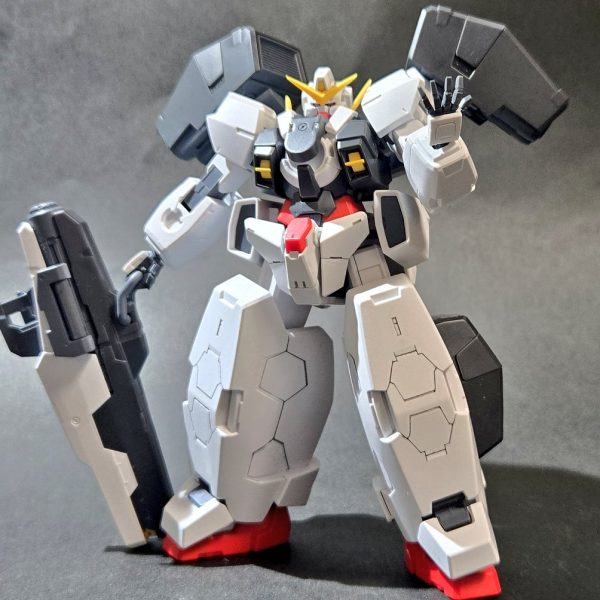 途中経過をば前回の素組みと頭部周りから、下半身のスジボリとプチ改修してます~ 今回はヴァーチェではあるのですが、舞台版の敵役?ヴァーチェ 「1ガンダムタイプヴァーチェ」を制作しています (観てないからインフォの設定画しか知らないやつ…!)この設定画が流れて来た時が大学生時代で、部活で気の合う奴ら4人と「4人で1個ずつ作って展示会に並べようぜ!」なんか言って結局それぞれ忙しくて積む…これが3年前の話しです…時が経つのは早いな~ あの時を懐かしみながら作ってます良く見たら紅く塗られただけじゃないし情報量が多いので、初めてガッツリスジボリしてます~ ガイドテープペタペタと力みすぎないように彫るのムズッ! ペースは遅くても、あの頃の私が感動するレベルのやつに仕上げるよう頑張ります! (4枚目)