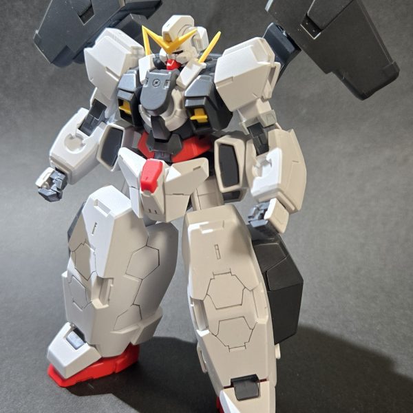 途中経過をば前回の素組みと頭部周りから、下半身のスジボリとプチ改修してます~ 今回はヴァーチェではあるのですが、舞台版の敵役?ヴァーチェ 「1ガンダムタイプヴァーチェ」を制作しています (観てないからインフォの設定画しか知らないやつ…!)この設定画が流れて来た時が大学生時代で、部活で気の合う奴ら4人と「4人で1個ずつ作って展示会に並べようぜ!」なんか言って結局それぞれ忙しくて積む…これが3年前の話しです…時が経つのは早いな~ あの時を懐かしみながら作ってます良く見たら紅く塗られただけじゃないし情報量が多いので、初めてガッツリスジボリしてます~ ガイドテープペタペタと力みすぎないように彫るのムズッ! ペースは遅くても、あの頃の私が感動するレベルのやつに仕上げるよう頑張ります! (5枚目)