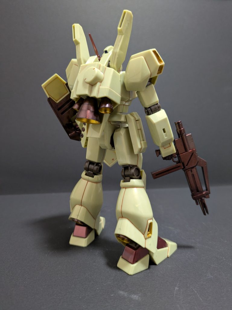 部分塗装もキットの雰囲気に合わせ赤やセンサーの青はメタリックで黄色はゴールドスミ入れは茶色、仕上げは光沢でいつもの簡単フィニッシュ