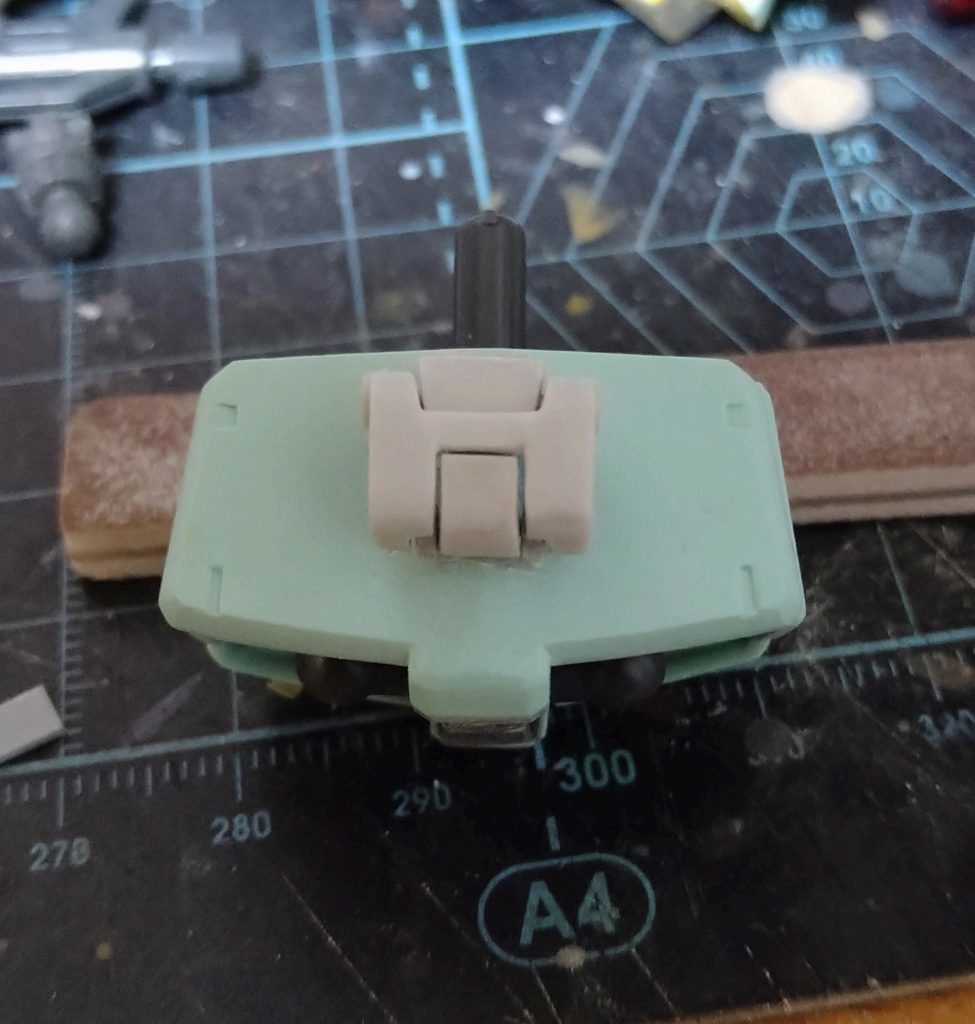 丁寧に旧キットの、パーツをカットして真鍮線で可動工作しています&nbsp;