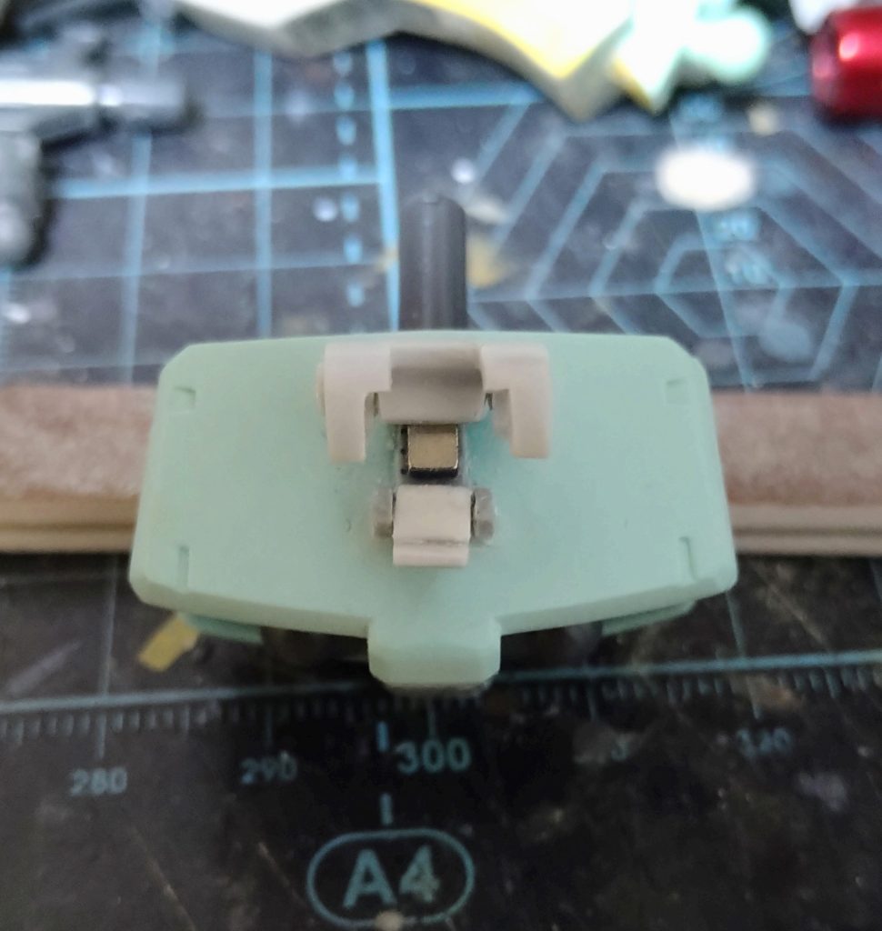 最初、磁石を仕込んだのですがバズーカに上手く仕込めず結局テンションで固定で収まりました…