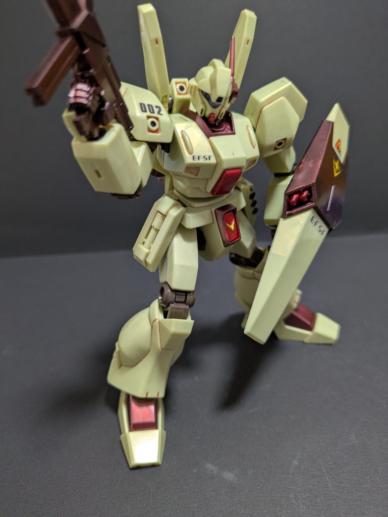 そんな時、アクシズショック版が安く手に入ったので早速制作通常色に全塗装するつもりでしたが組んだ後、せっかくだからそのまま仕上げることにw