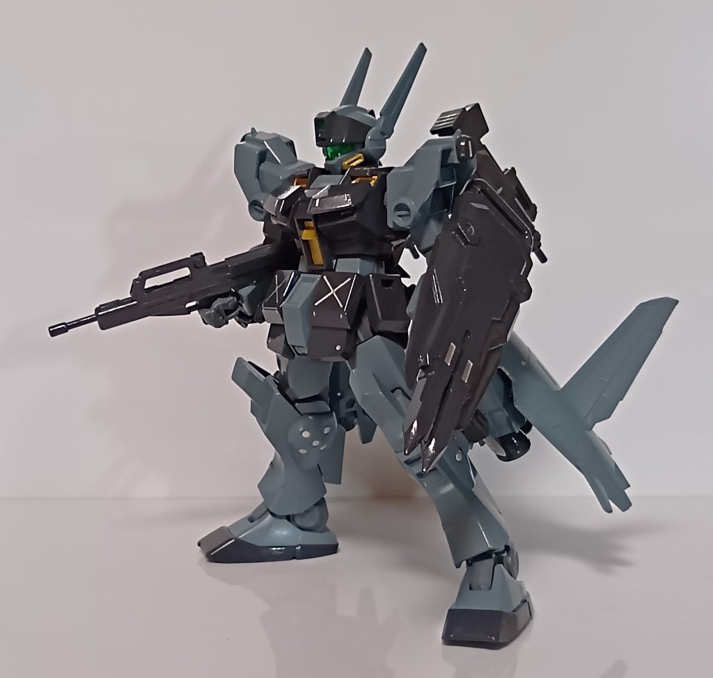 基本装備。ジムライフルとシールド、バックパックに稼働式ウェポンラックを装備し、ラックには90mmマシンガンを搭載した形態。(ネタ的にはマヴラブのストームヴァンガード仕様)