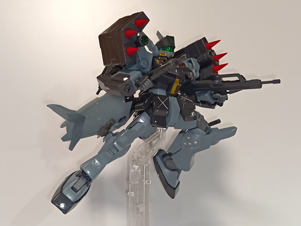 広域爆撃仕様。両肩のウェポンベイに大型クラスターミサイルを搭載し、広範囲を爆撃する。(ネタ的にはF-14トムキャットのフェニックスミサイル)