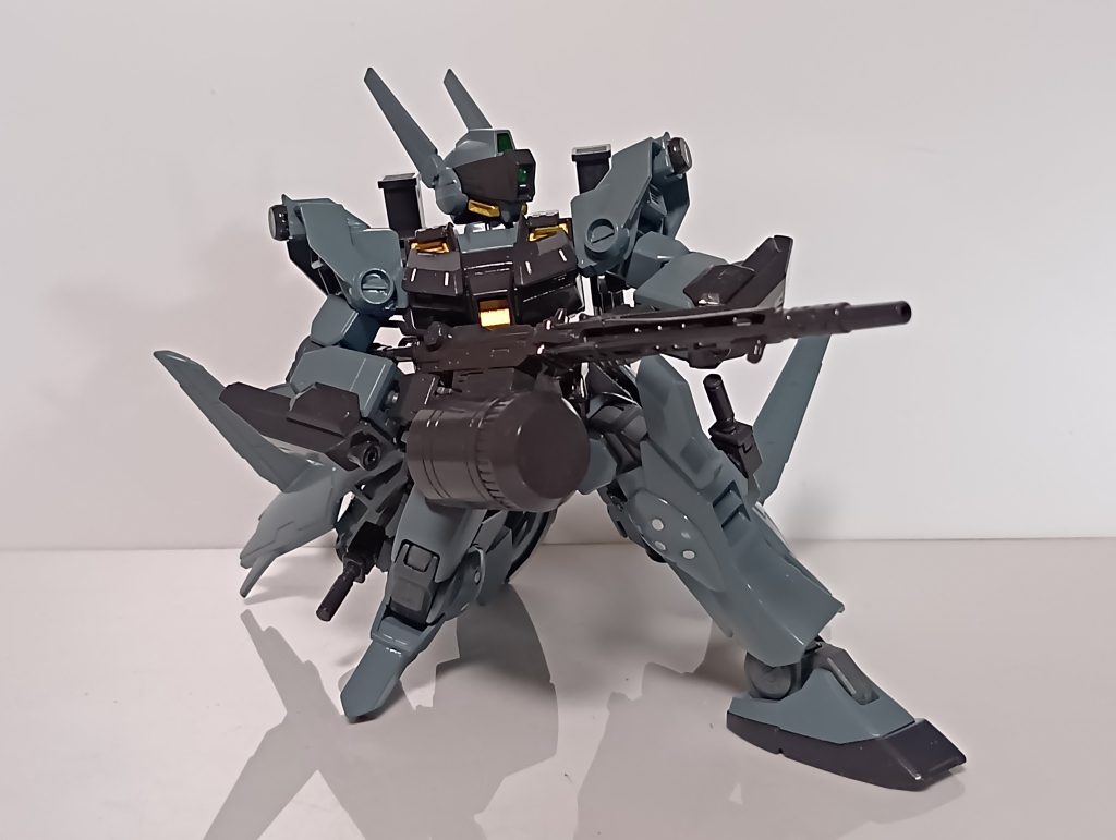 砲撃時にはバイザーを降ろしての精密射撃で、非常に高い集弾率を誇る。