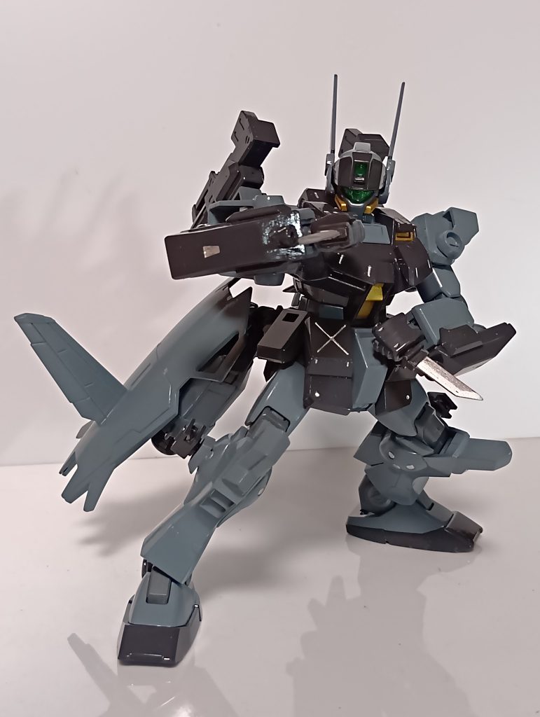 両足に増設されたウェポンベイに懸架された近接戦闘用のナイフ。試験開発された高周波ブレードであり、ヒート系武器を大幅に上回る切断力を誇る。ほぼ技術者の趣味の武装である。