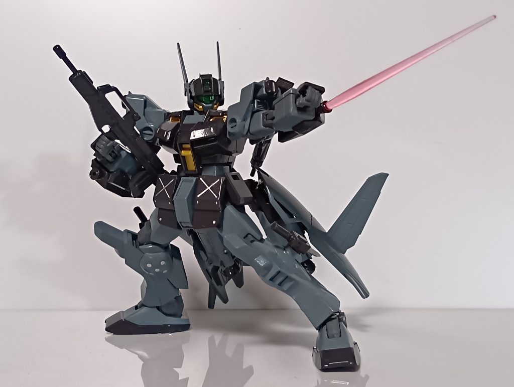 ボックスタイプビームサーベル。手甲に内蔵されたビームサーベルで、本機体では両手に装備。シールドを持たせる場合には片手のみの装備となる。