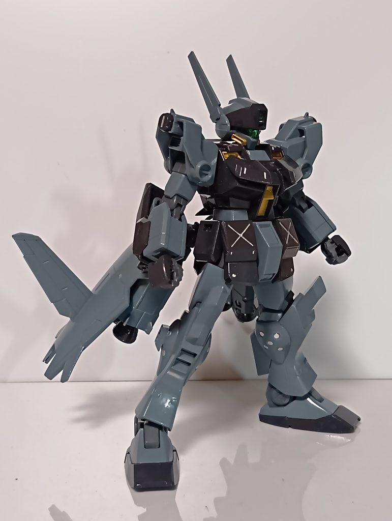 ○ジム・スナイパーTAC宇宙暦89年末に旧式化したジム・スナイパーⅡを用いて試験的に強化改修された機体。実は秘匿封印されたガンダム開発計画からガンダムGP3のデータを極秘裏に流用している。改修にあたってはジェネレーターを互換性が高いジムⅢのものに換装し増加装甲を取り付け、GP3のものから再設計されたテールバインダーを装備する事で高機動化している。また、レーダー・通信アンテナの大型化に加え機体各所にウェポンベイを増設し、兵装搭載量を大幅に増やしている。なお機体名のTACはタクティカル・アサルト・カスタム(戦術強襲仕様改修機)となります。