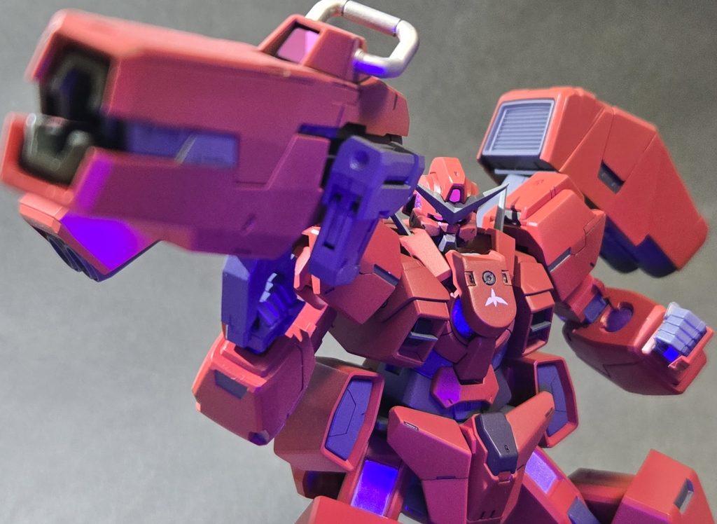 いつものごとくセンサー系は蛍光塗料使ってるので光ります大腿部とかはメタリックプリズムホログラムってヤベェやつにクリアパープルをオーバーコートしてます光り方がとんでもないです…