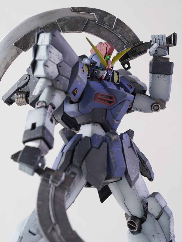 カラーに関しては映画のような暗い質感になるよう黒立ち上げで塗装し、全身にチッピング、ウェザリングを施しています。そのために今回デカールは無しにしました。