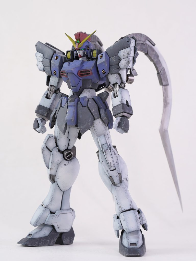 MG特有の過剰なディテールは徹底的に削ぎ落としセル画のようなシンプルな造形に加工しました。スタイル改修は腰を3mm延長、スネフレーム3mm延長のみです。