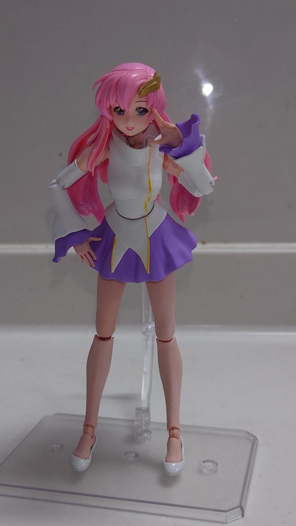 ミニスカートがラクスっぽくなく感じたのでミーアのポーズを参考にしましたが、ミーアのポーズがダイナミックすぎて再現度低めです(gundam-kao5)