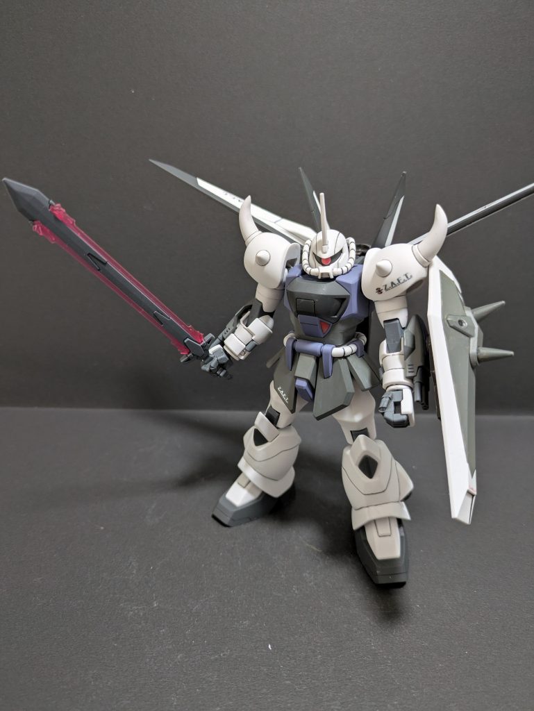 シールドの中心はボディと同じブルー(?)ですが調色できない…というわけでグレーでブルー部分も含めて塗ってしまおうと試みました