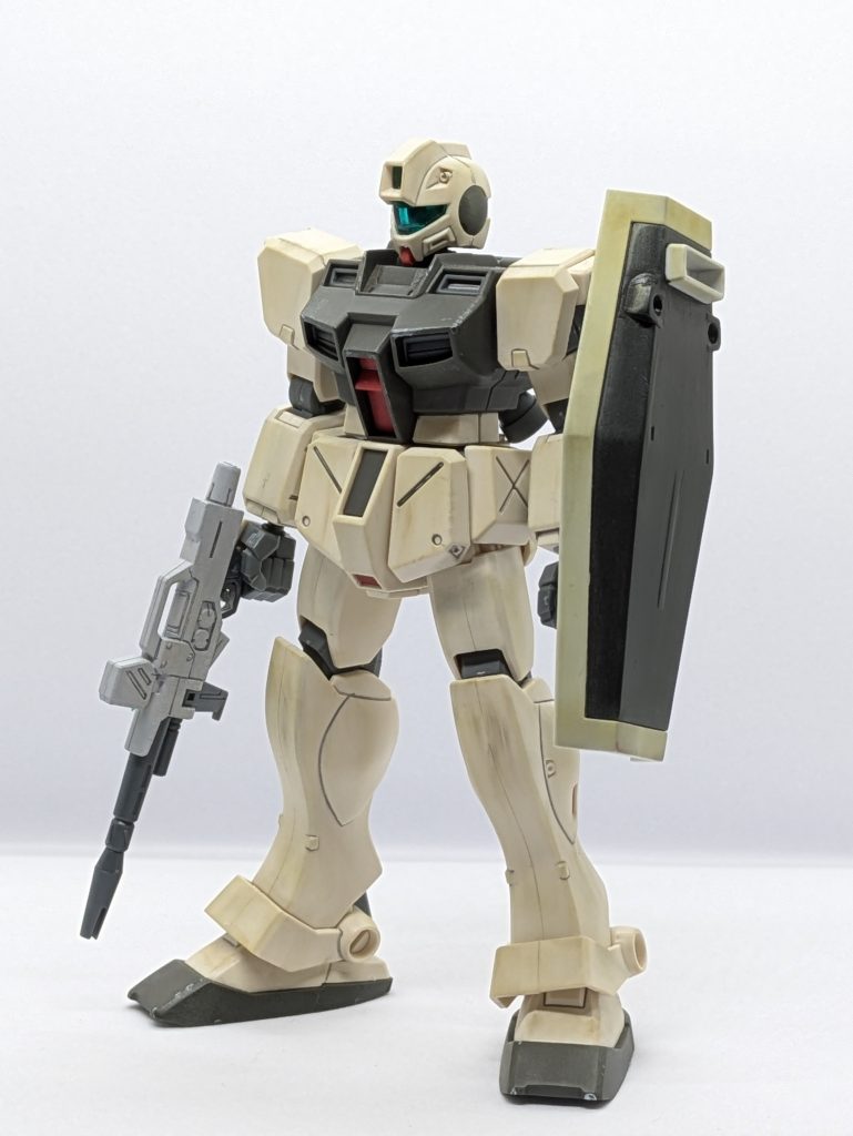 ゲーム？コミック？等で登場していたような？感じで製作しましたライフルは陸ガン、シールドは寒冷ジムから〜