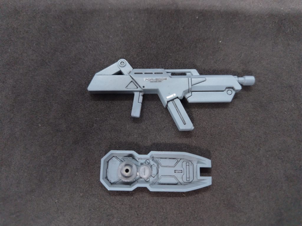 ガントレットシールドシールド裏の凸部が通常位置だと肩ブースターに干渉するので3㎜ジョイントを上方へ取付