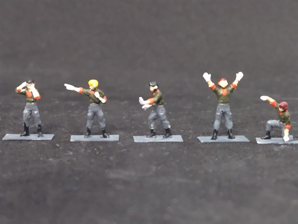 鉄華団整備班（ビルダーズパーツHD-15 1/144 MSフィギュア01）そのままだと倒れるので10×5㎜の薄いプラ板に張り付け金髪は多分ヤマギで