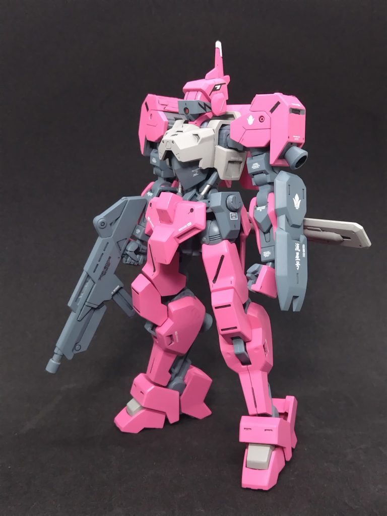 鉄華団が運用する量産機堅実な造りで整備性・機動性・拡張性もある。通常機では載せてない阿頼耶識システムを搭載。