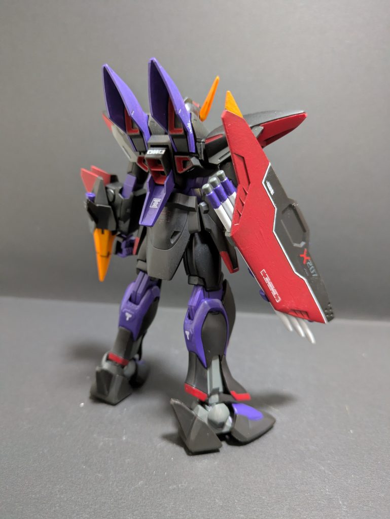 成形色は少し明るかったので全体的にトーンを落としてみましたボディの黒以外は筆塗りで塗装、つや消し仕上げです