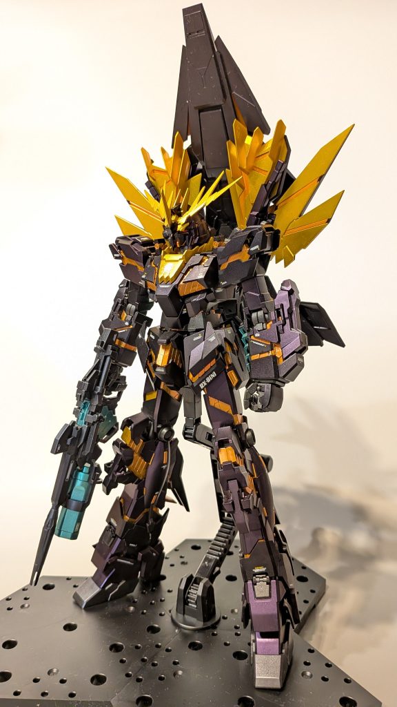 光ってないとサイコフレーム、オレンジすぎ（笑）　でも光らせるとイエローではなく、オレンジがイメージに合うんです！