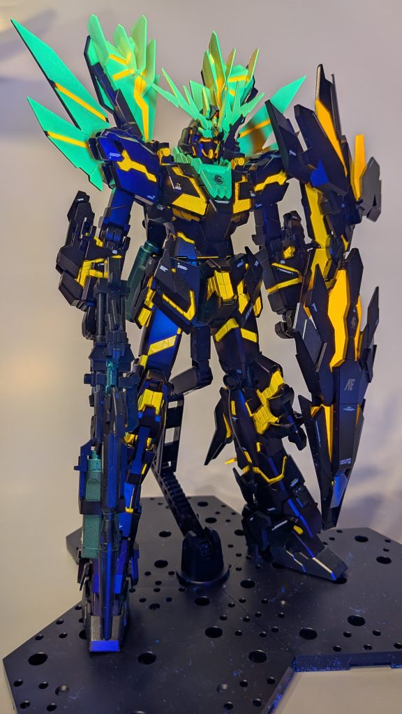 とはいえ、DE腕持ちでパカーンと光らせると、壮観です。設定ゴールドの部分はさすがにオレンジだと違和感ありあり💦なので一度塗膜を剥がし、ゴールド塗りから上に蛍光イエローを塗りました。無発光状態は抜群にカッコよくなりましたが光はオレンジ