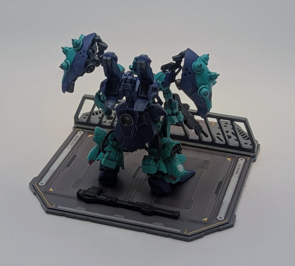 ネオ・ジオンに行くのだからもちろんサザビーとの戦闘で戦死、もしくはMIAを偽装するでしょう。そして正体を隠すためにシャアから仮面を渡され「白仮面」としてネオ・ジオン総帥の近衛騎士になると!