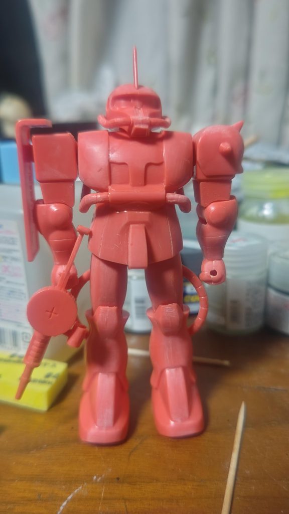 小学生だった当時は説明書のランナー状態で筆塗り塗装していましたがさすがそれはリスキーなため組み立てました。頭部、腕部、脚部と先に接着し合わせ目消しを行ない最後に胴体に組み込み接着し組み立てを完成としました。