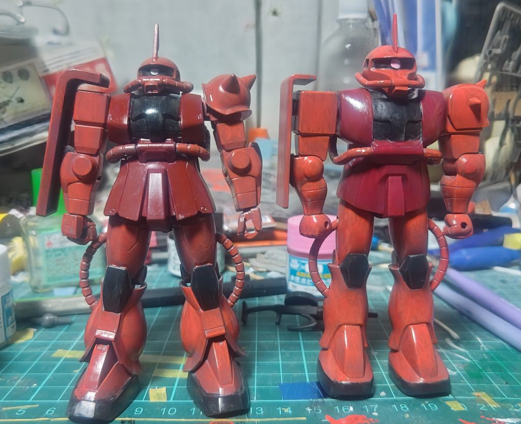 同時進行していたFGと筆塗り終了直後この後デカールを貼りツヤ消しクリアを吹いて完成となります。塗料はクレオス水性ホビーカラー、赤はサーモンピンクとマルーン、つや消し黒を使用しました。