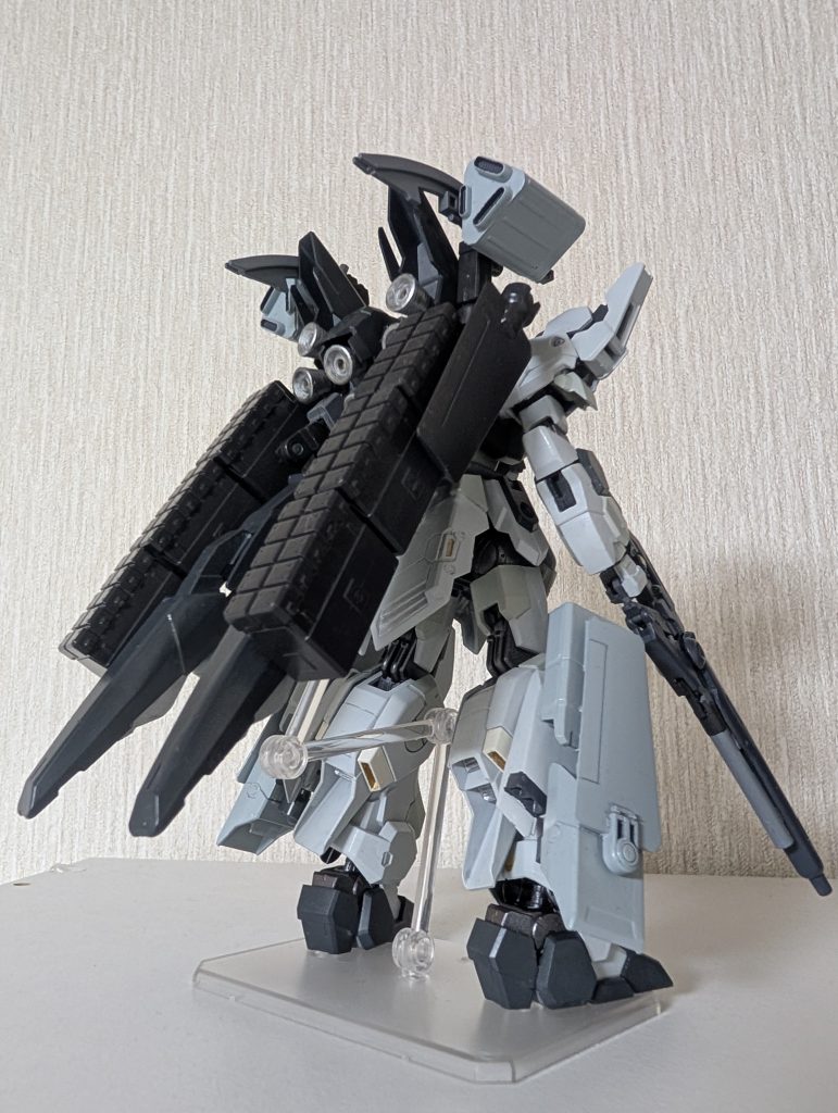 換装装備は以下の通りです。脚部↓3連装ミサイルポッド兼ホバースラスター複合ユニット×2バックパック↓背部ミサイルコンテナ(10連装×3)×2武装ラック兼スタビライザーユニット(6連装ミサイルポッド&ビームトマホーク)×2背部ホバーユニット×2