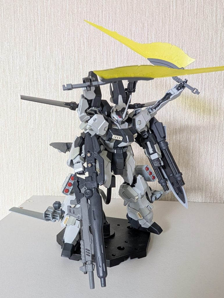 多数のミサイルとビームマシンガン、ビームガトリング、ショットガン等々面制圧用の武装で弾幕を形成、ミサイルを撃ち切って身軽になった後はホバーにより高機動戦に対応します。