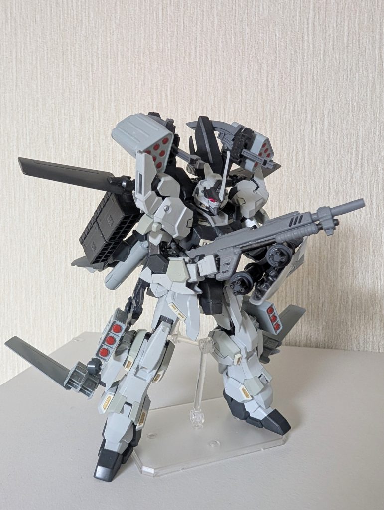 新たに手持ち武装としてショットガンを製作。シールドのほかライフル下部にもマウントが可能。シールドにはビームガトリングを2挺装備。シナンジュスタインのものを小改造してパワードアームズパワーダーのガトリングを取り付けてます。