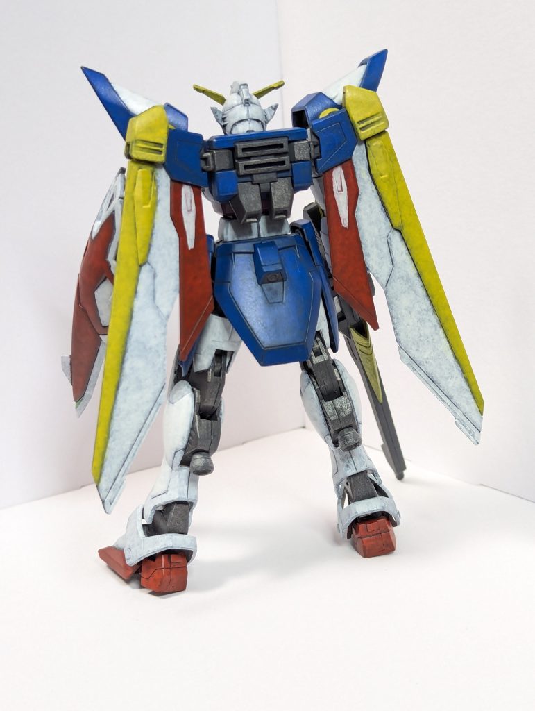 羽の赤部分の中にある白い塗り分け、ミスって赤一色にしちゃって後から白重ねたんですが、そのせいでここだけ赤いスミ入れが…🤣黄色が下地のグレーと混ざって境界がうっすら緑っぽくなってるのが面白いですね。