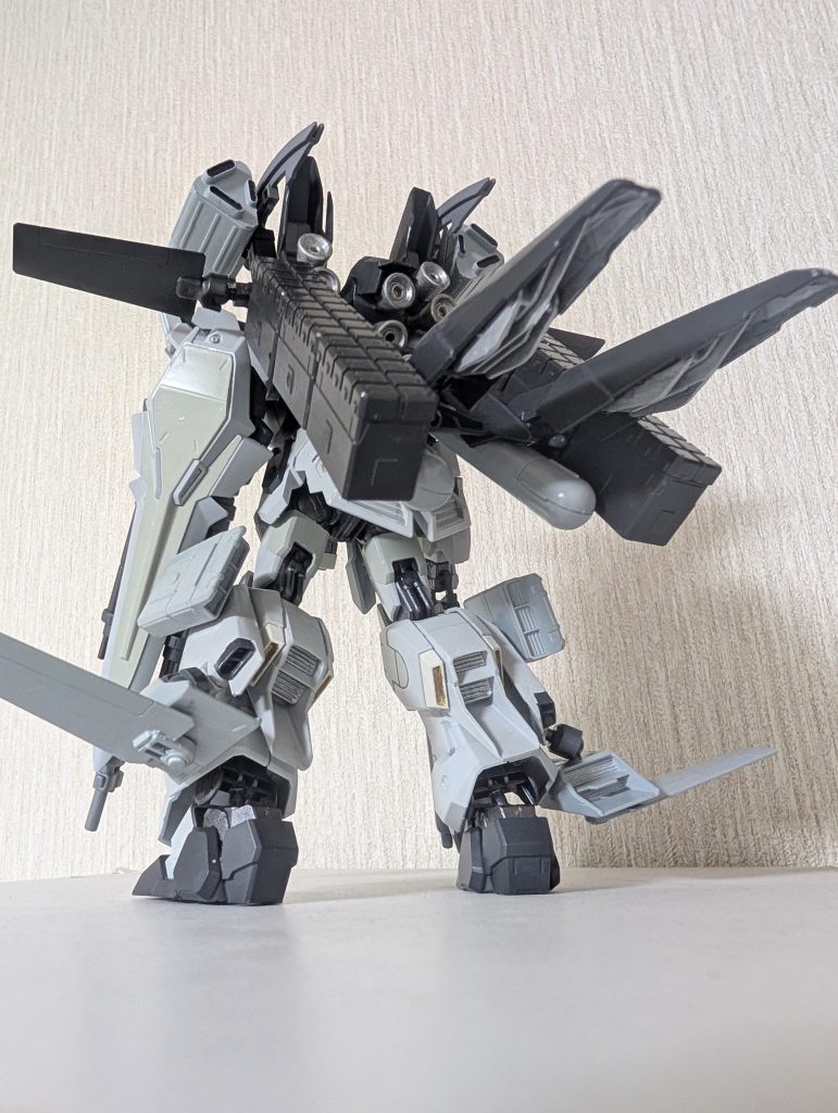 背部ミサイルコンテナはボールデンアームアームズの10連装のものを3基連結しています。撃ち切ったものからパージすることでデッドウェイト化を避けることができます。