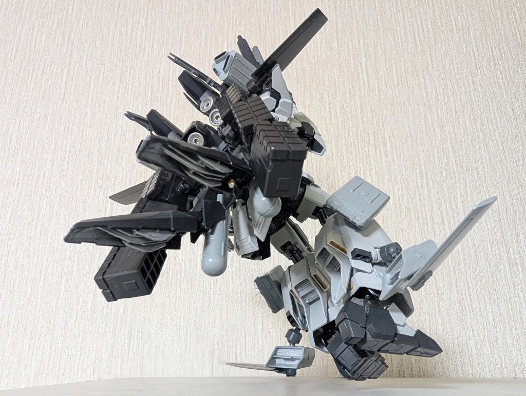 背部ホバーユニットはAGE2マグナム(SV ver.)の脚部パーツを改造。プラ板でフィン状のパーツを足してホバースラスター?っぽくしてます。